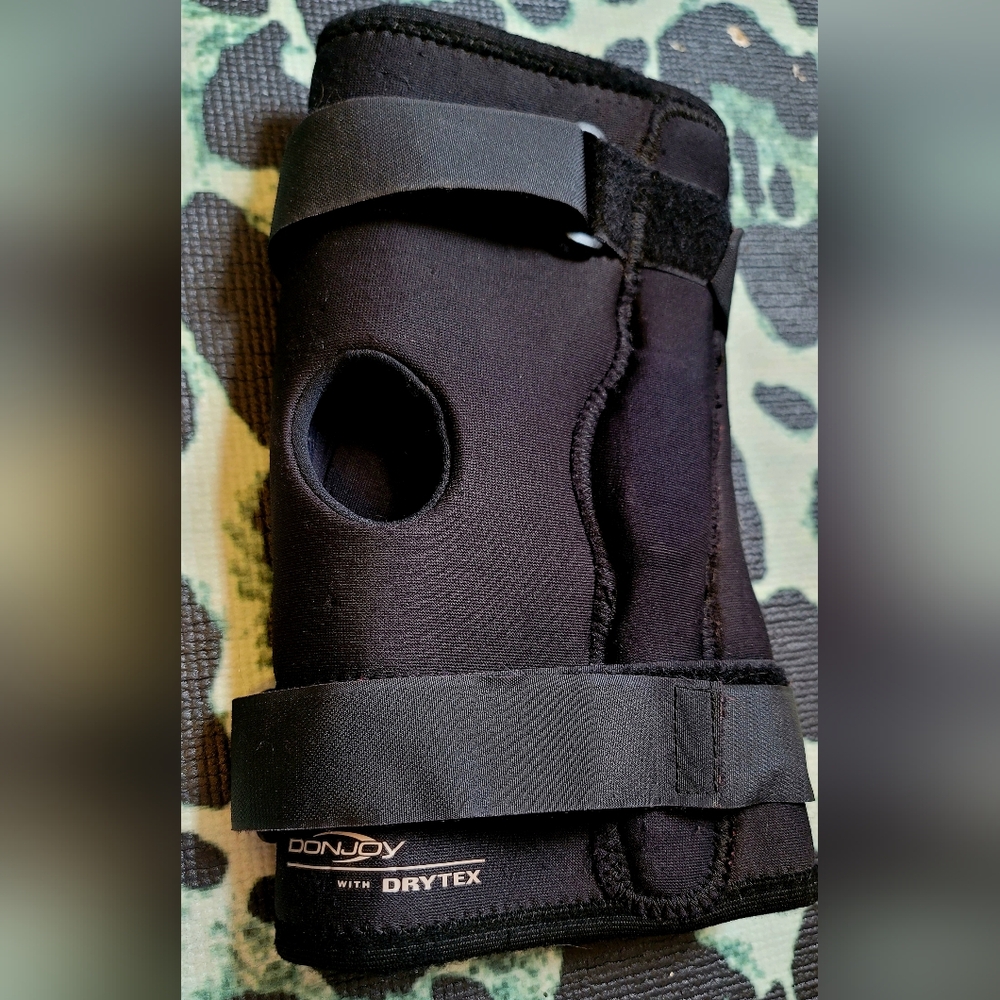 Donjoy with Drytex Hinged Knee Wrap around Brace